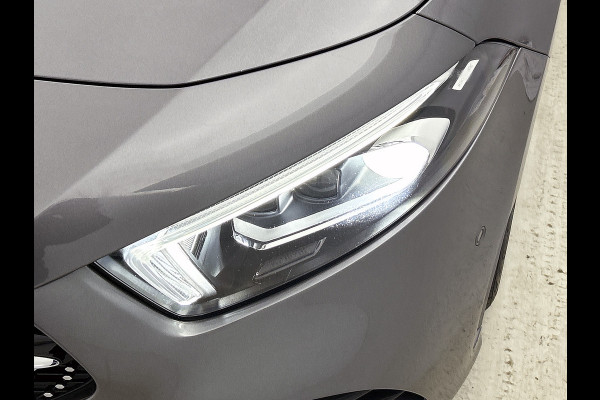 Mercedes-Benz A-Klasse 180 Business Solution AMG AMG Line | Night Pakket | Panorama Schuif-Kanteldak | Sfeerverlichting | Trekhaak | MultiBeam Koplampen | Achteruitrijcamera. Inclusief 24 maanden Mercedes-Benz Certified garantie voor Europa.
