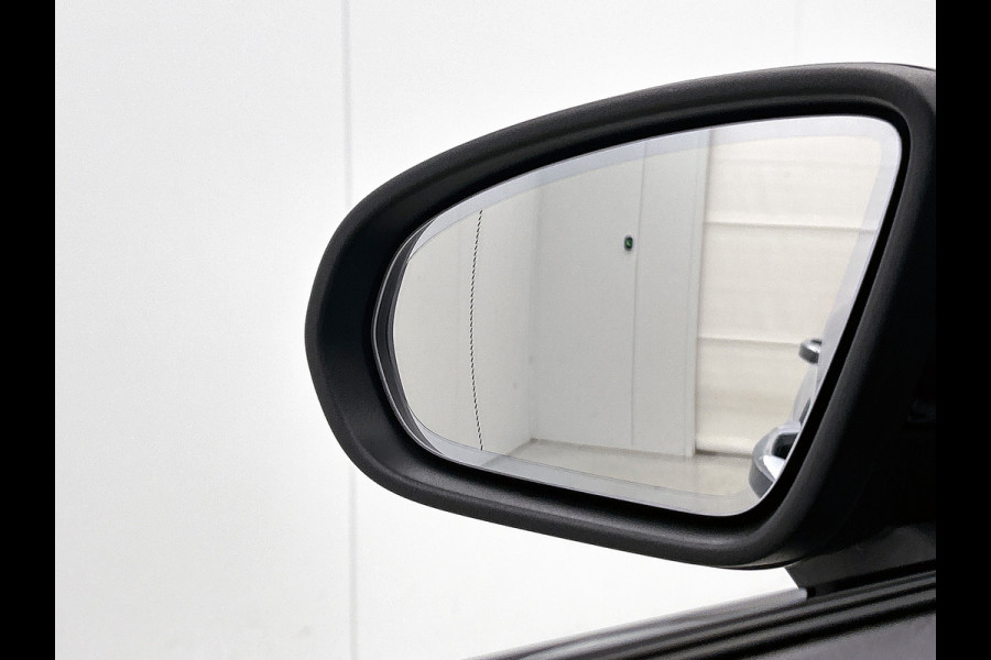 Mercedes-Benz A-Klasse 180 Business Solution AMG AMG Line | Night Pakket | Panorama Schuif-Kanteldak | Sfeerverlichting | Trekhaak | MultiBeam Koplampen | Achteruitrijcamera. Inclusief 24 maanden Mercedes-Benz Certified garantie voor Europa.