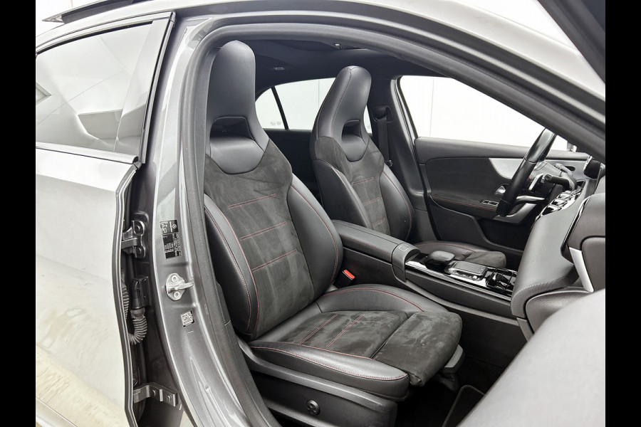Mercedes-Benz A-Klasse 180 Business Solution AMG AMG Line | Night Pakket | Panorama Schuif-Kanteldak | Sfeerverlichting | Trekhaak | MultiBeam Koplampen | Achteruitrijcamera. Inclusief 24 maanden Mercedes-Benz Certified garantie voor Europa.
