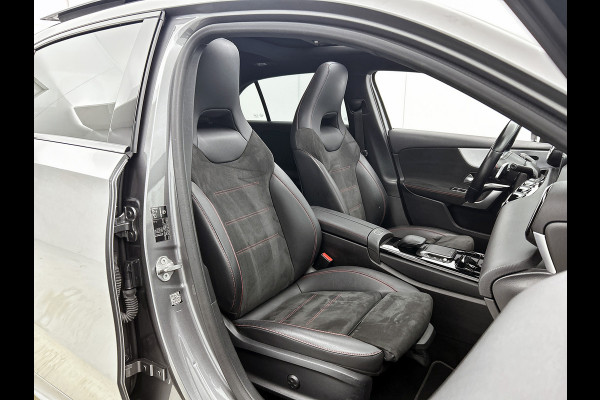Mercedes-Benz A-Klasse 180 Business Solution AMG AMG Line | Night Pakket | Panorama Schuif-Kanteldak | Sfeerverlichting | Trekhaak | MultiBeam Koplampen | Achteruitrijcamera. Inclusief 24 maanden Mercedes-Benz Certified garantie voor Europa.