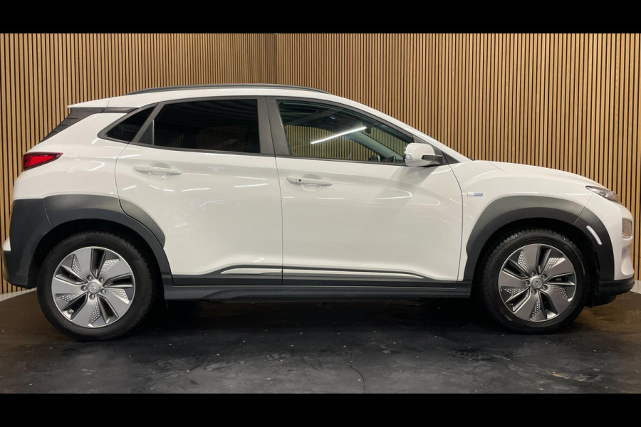 Hyundai Kona EV Premium 64 kWh|GROTE ACCU|100%SOH|FACELIFT|3-FASE|TREKH|DAK|HUD|LEDER|ACC|STUURVERW|STOELVERW+VENT|CAMERA|CARPLAY|