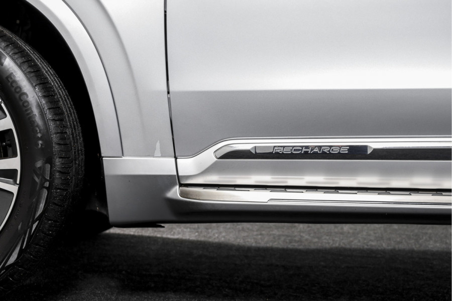 Volvo XC90 2.0 T8 Recharge AWD Inscription Exclusive Orig. NL | Luchtvering | Running Boards | Elek. Trekhaak | S/K-Panodak | Head-Up | Adapt. Cruise | Stuur-+Stoelverwarming+Ventilatie | Harman/Kardon | 360 Camera | NAV + App Connect | Dascam | LM 20''