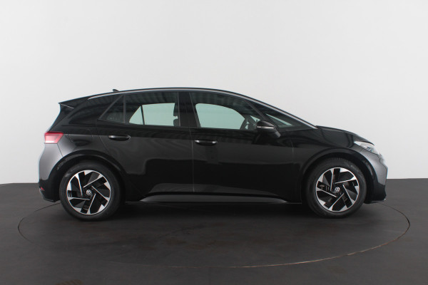 Volkswagen ID.3 Pro 58 kWh > 204pk / Facelift / All season banden 18 inch / Grenadilla Black Metallic