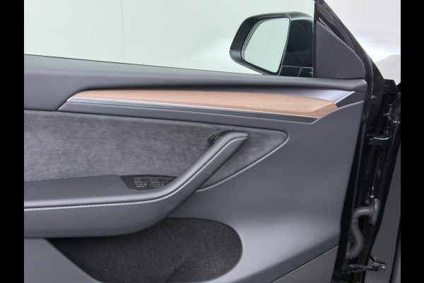 Tesla Model Y Performance 535pk AWD 75kWh SOH 95% Warmtepomp Panoramadak Navi Ecc Leder Lmv 21" Keyless Led Elek.Achterklep Memory Stoel+Stuurverwarming AMD-Ryzen­™-Processor 1e Eigenaar Origineel Nederlandse Auto Fabrieksgarantie tot 14-12-2027 Batterij en Motorgarantie tot 14-12-2031/192.000km