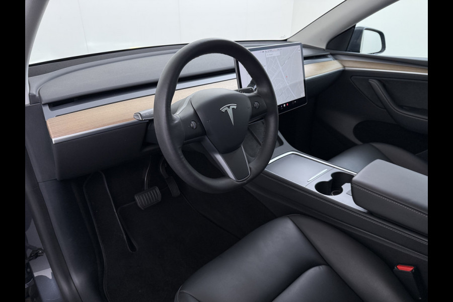 Tesla Model Y 514pk Long Range AWD 75kWh SOH 92% Matrix-Led Lmv 20" Warmtepomp Leer Navi Ecc Premium Audio Stoel+Stuurverwarming Autopilot 3.0 Memory Matrix Led Intel Atom® Processor Homelink 5 Achterbank verwarmd 4WD 1.600KG Trekvermogen tot 210kw DC laden € 75.000 nieuw!