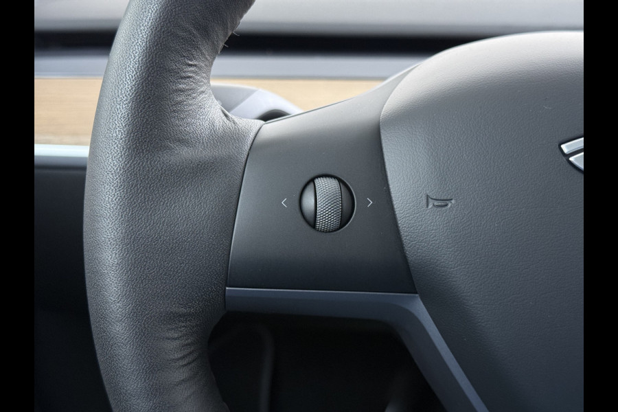 Tesla Model Y 514pk Long Range AWD 75kWh SOH 92% Matrix-Led Lmv 20" Warmtepomp Leer Navi Ecc Premium Audio Stoel+Stuurverwarming Autopilot 3.0 Memory Matrix Led Intel Atom® Processor Homelink 5 Achterbank verwarmd 4WD 1.600KG Trekvermogen tot 210kw DC laden € 75.000 nieuw!