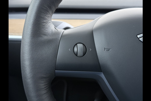 Tesla Model Y 514pk Long Range AWD 75kWh SOH 92% Matrix-Led Lmv 20" Warmtepomp Leer Navi Ecc Premium Audio Stoel+Stuurverwarming Autopilot 3.0 Memory Matrix Led Intel Atom® Processor Homelink 5 Achterbank verwarmd 4WD 1.600KG Trekvermogen tot 210kw DC laden € 75.000 nieuw!