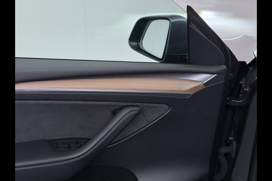 Tesla Model Y 514pk Long Range AWD 75kWh SOH 92% Matrix-Led Lmv 20" Warmtepomp Leer Navi Ecc Premium Audio Stoel+Stuurverwarming Autopilot 3.0 Memory Matrix Led Intel Atom® Processor Homelink 5 Achterbank verwarmd 4WD 1.600KG Trekvermogen tot 210kw DC laden € 75.000 nieuw!