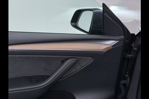 Tesla Model Y 514pk Long Range AWD 75kWh SOH 92% Matrix-Led Lmv 20" Warmtepomp Leer Navi Ecc Premium Audio Stoel+Stuurverwarming Autopilot 3.0 Memory Matrix Led Intel Atom® Processor Homelink 5 Achterbank verwarmd 4WD 1.600KG Trekvermogen tot 210kw DC laden € 75.000 nieuw!