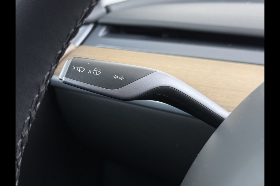 Tesla Model Y 514pk Long Range AWD 75kWh SOH 92% Matrix-Led Lmv 20" Warmtepomp Leer Navi Ecc Premium Audio Stoel+Stuurverwarming Autopilot 3.0 Memory Matrix Led Intel Atom® Processor Homelink 5 Achterbank verwarmd 4WD 1.600KG Trekvermogen tot 210kw DC laden € 75.000 nieuw!