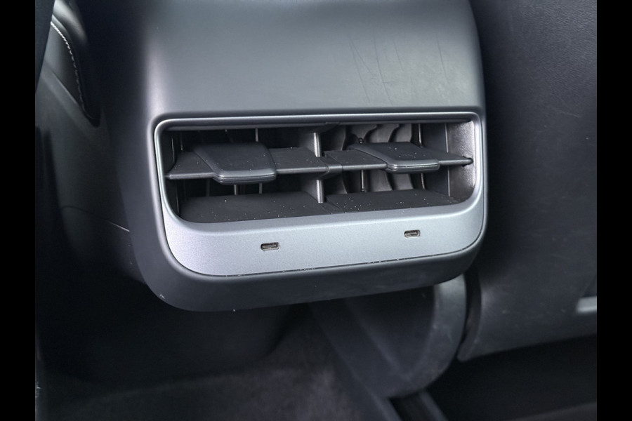 Tesla Model Y 514pk Long Range AWD 75kWh SOH 92% Matrix-Led Lmv 20" Warmtepomp Leer Navi Ecc Premium Audio Stoel+Stuurverwarming Autopilot 3.0 Memory Matrix Led Intel Atom® Processor Homelink 5 Achterbank verwarmd 4WD 1.600KG Trekvermogen tot 210kw DC laden € 75.000 nieuw!