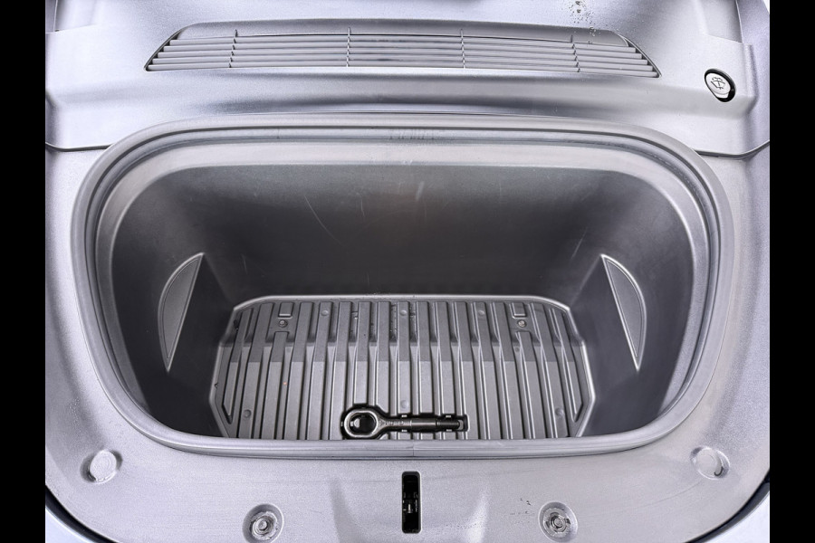 Tesla Model Y 514pk Long Range AWD 75kWh SOH 92% Matrix-Led Lmv 20" Warmtepomp Leer Navi Ecc Premium Audio Stoel+Stuurverwarming Autopilot 3.0 Memory Matrix Led Intel Atom® Processor Homelink 5 Achterbank verwarmd 4WD 1.600KG Trekvermogen tot 210kw DC laden € 75.000 nieuw!