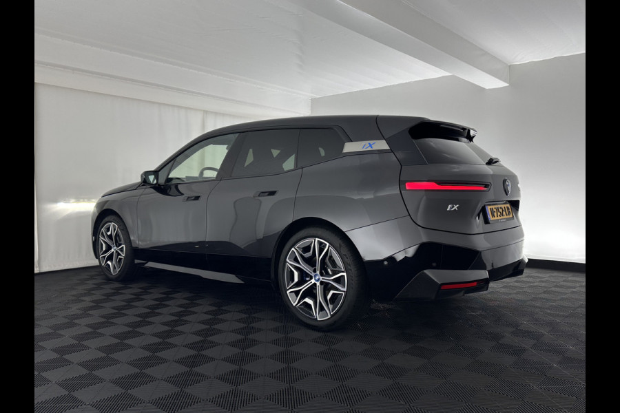 BMW iX xDrive40 High Executive 77 kWh [ 3-Fase ] (INCL-BTW) Aut. *PANO | HEAD-UP | HARMAN/KARDON-SURROUND | SOFT-CLOSE | DAB+ | DIGI-COCKPIT | HEATED-COMFORTSEATS | LASER-LED | CARPLAY | TOWBAR | AMBIENT-LIGHT | TOPVIEW | MEMORY-