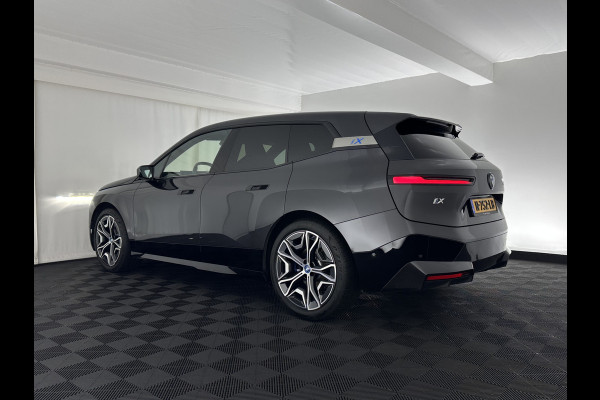 BMW iX xDrive40 High Executive 77 kWh [ 3-Fase ] (INCL-BTW) Aut. *PANO | HEAD-UP | HARMAN/KARDON-SURROUND | SOFT-CLOSE | DAB+ | DIGI-COCKPIT | HEATED-COMFORTSEATS | LASER-LED | CARPLAY | TOWBAR | AMBIENT-LIGHT | TOPVIEW | MEMORY-
