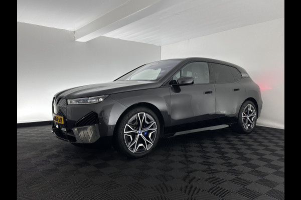 BMW iX xDrive40 High Executive 77 kWh [ 3-Fase ] (INCL-BTW) Aut. *PANO | HEAD-UP | HARMAN/KARDON-SURROUND | SOFT-CLOSE | DAB+ | DIGI-COCKPIT | HEATED-COMFORTSEATS | LASER-LED | CARPLAY | TOWBAR | AMBIENT-LIGHT | TOPVIEW | MEMORY-