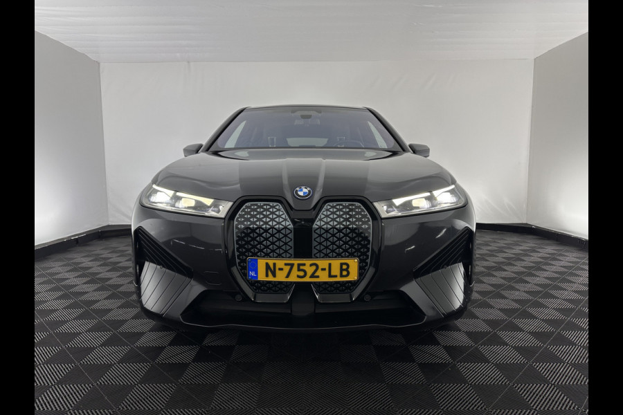 BMW iX xDrive40 High Executive 77 kWh [ 3-Fase ] (INCL-BTW) Aut. *PANO | HEAD-UP | HARMAN/KARDON-SURROUND | SOFT-CLOSE | DAB+ | DIGI-COCKPIT | HEATED-COMFORTSEATS | LASER-LED | CARPLAY | TOWBAR | AMBIENT-LIGHT | TOPVIEW | MEMORY-