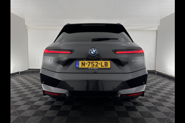 BMW iX xDrive40 High Executive 77 kWh [ 3-Fase ] (INCL-BTW) Aut. *PANO | HEAD-UP | HARMAN/KARDON-SURROUND | SOFT-CLOSE | DAB+ | DIGI-COCKPIT | HEATED-COMFORTSEATS | LASER-LED | CARPLAY | TOWBAR | AMBIENT-LIGHT | TOPVIEW | MEMORY-
