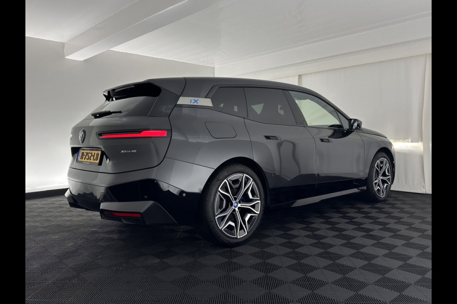 BMW iX xDrive40 High Executive 77 kWh [ 3-Fase ] (INCL-BTW) Aut. *PANO | HEAD-UP | HARMAN/KARDON-SURROUND | SOFT-CLOSE | DAB+ | DIGI-COCKPIT | HEATED-COMFORTSEATS | LASER-LED | CARPLAY | TOWBAR | AMBIENT-LIGHT | TOPVIEW | MEMORY-