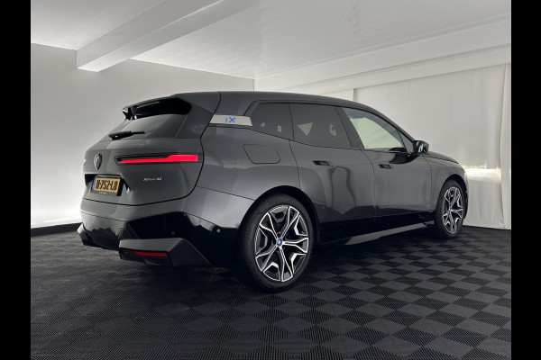 BMW iX xDrive40 High Executive 77 kWh [ 3-Fase ] (INCL-BTW) Aut. *PANO | HEAD-UP | HARMAN/KARDON-SURROUND | SOFT-CLOSE | DAB+ | DIGI-COCKPIT | HEATED-COMFORTSEATS | LASER-LED | CARPLAY | TOWBAR | AMBIENT-LIGHT | TOPVIEW | MEMORY-
