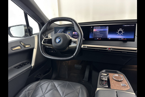 BMW iX xDrive40 High Executive 77 kWh [ 3-Fase ] (INCL-BTW) Aut. *PANO | HEAD-UP | HARMAN/KARDON-SURROUND | SOFT-CLOSE | DAB+ | DIGI-COCKPIT | HEATED-COMFORTSEATS | LASER-LED | CARPLAY | TOWBAR | AMBIENT-LIGHT | TOPVIEW | MEMORY-