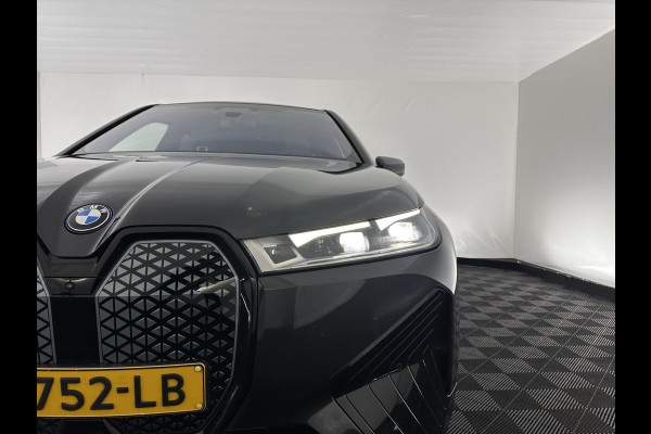 BMW iX xDrive40 High Executive 77 kWh [ 3-Fase ] (INCL-BTW) Aut. *PANO | HEAD-UP | HARMAN/KARDON-SURROUND | SOFT-CLOSE | DAB+ | DIGI-COCKPIT | HEATED-COMFORTSEATS | LASER-LED | CARPLAY | TOWBAR | AMBIENT-LIGHT | TOPVIEW | MEMORY-