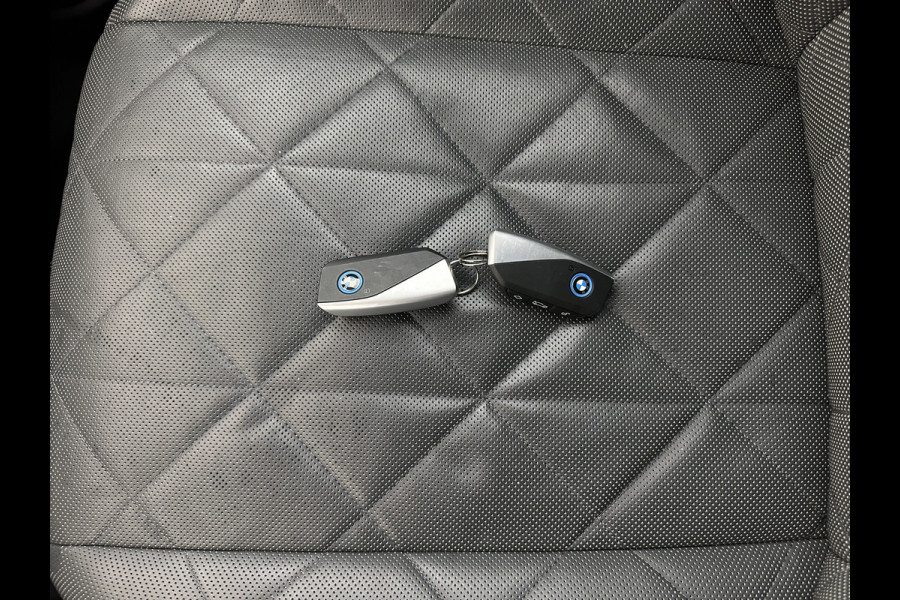BMW iX xDrive40 High Executive 77 kWh [ 3-Fase ] (INCL-BTW) Aut. *PANO | HEAD-UP | HARMAN/KARDON-SURROUND | SOFT-CLOSE | DAB+ | DIGI-COCKPIT | HEATED-COMFORTSEATS | LASER-LED | CARPLAY | TOWBAR | AMBIENT-LIGHT | TOPVIEW | MEMORY-