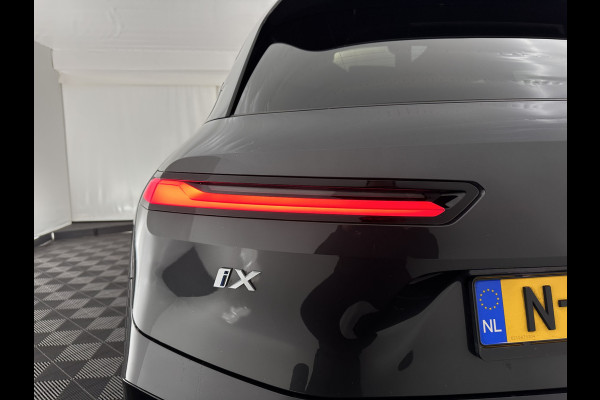 BMW iX xDrive40 High Executive 77 kWh [ 3-Fase ] (INCL-BTW) Aut. *PANO | HEAD-UP | HARMAN/KARDON-SURROUND | SOFT-CLOSE | DAB+ | DIGI-COCKPIT | HEATED-COMFORTSEATS | LASER-LED | CARPLAY | TOWBAR | AMBIENT-LIGHT | TOPVIEW | MEMORY-