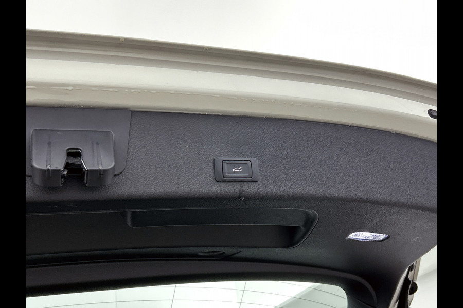 Audi e-tron 55 quattro Business edition 95 kWh (TREKHAAK AFNEEMBAAR, ELEKT. STOELEN, NAVIGATIE, CAMERA, 1e EIGENAAR)