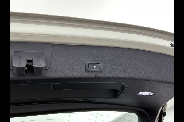 Audi e-tron 55 quattro Business edition 95 kWh (TREKHAAK AFNEEMBAAR, ELEKT. STOELEN, NAVIGATIE, CAMERA, 1e EIGENAAR)