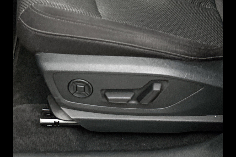 Audi e-tron 55 quattro Business edition 95 kWh (TREKHAAK AFNEEMBAAR, ELEKT. STOELEN, NAVIGATIE, CAMERA, 1e EIGENAAR)