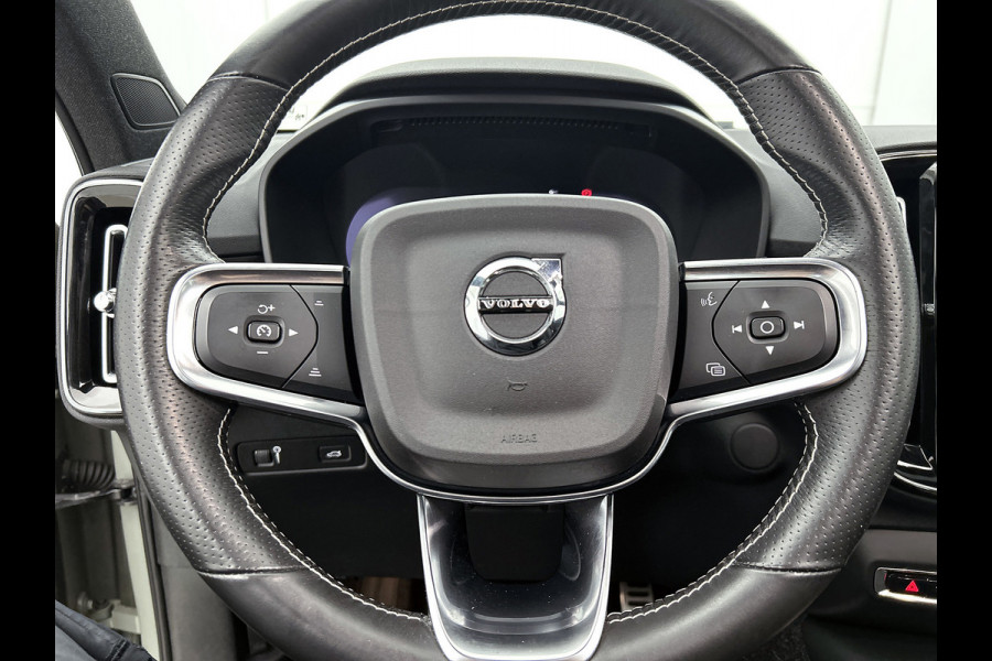 Volvo XC40 Recharge P8 AWD R-Design (PANORAMADAK, STOELVERWARMING, ELEKT. WEGKLAPBARE TREKHAAK, STUURVERWARMING, CAMERA)