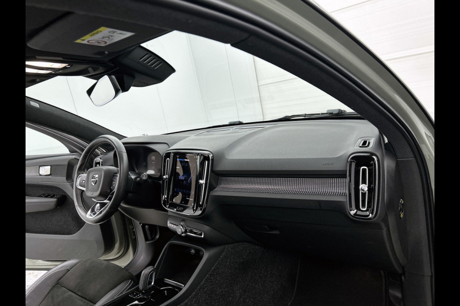 Volvo XC40 Recharge P8 AWD R-Design (PANORAMADAK, STOELVERWARMING, ELEKT. WEGKLAPBARE TREKHAAK, STUURVERWARMING, CAMERA)