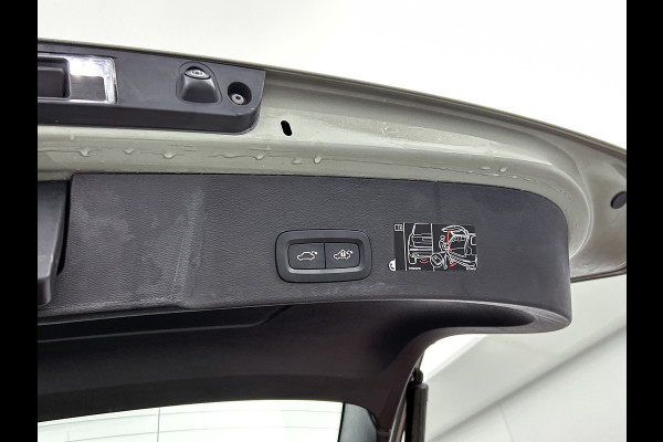 Volvo XC40 Recharge P8 AWD R-Design (PANORAMADAK, STOELVERWARMING, ELEKT. WEGKLAPBARE TREKHAAK, STUURVERWARMING, CAMERA)