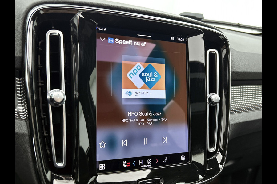 Volvo XC40 Recharge P8 AWD R-Design (PANORAMADAK, STOELVERWARMING, ELEKT. WEGKLAPBARE TREKHAAK, STUURVERWARMING, CAMERA)