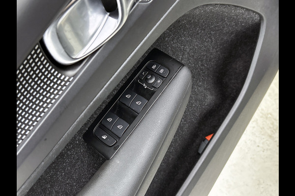 Volvo XC40 Recharge P8 AWD R-Design (PANORAMADAK, STOELVERWARMING, ELEKT. WEGKLAPBARE TREKHAAK, STUURVERWARMING, CAMERA)