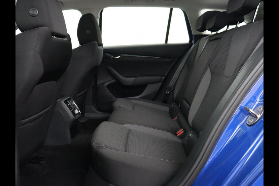 Škoda Octavia 1.0 e-TSI Business Edition | Panoramadak | Trekhaak | Stoelverwarming | Carplay | Parkeerhulp | Cruise control | Digital Cockpit | Climate control