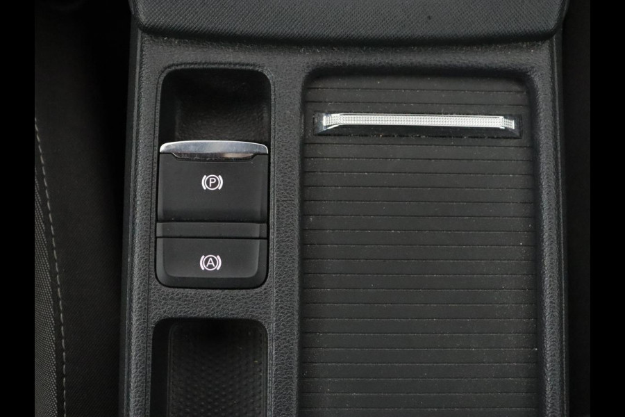 Škoda Octavia 1.0 e-TSI Business Edition | Panoramadak | Trekhaak | Stoelverwarming | Carplay | Parkeerhulp | Cruise control | Digital Cockpit | Climate control