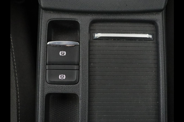 Škoda Octavia 1.0 e-TSI Business Edition | Panoramadak | Trekhaak | Stoelverwarming | Carplay | Parkeerhulp | Cruise control | Digital Cockpit | Climate control