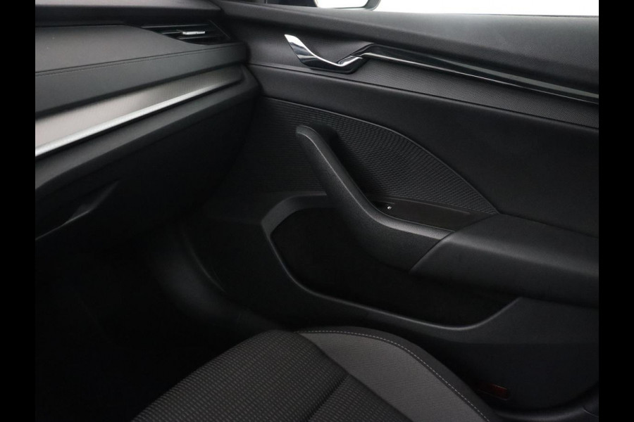 Škoda Octavia 1.0 e-TSI Business Edition | Panoramadak | Trekhaak | Stoelverwarming | Carplay | Parkeerhulp | Cruise control | Digital Cockpit | Climate control