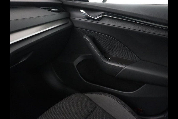 Škoda Octavia 1.0 e-TSI Business Edition | Panoramadak | Trekhaak | Stoelverwarming | Carplay | Parkeerhulp | Cruise control | Digital Cockpit | Climate control