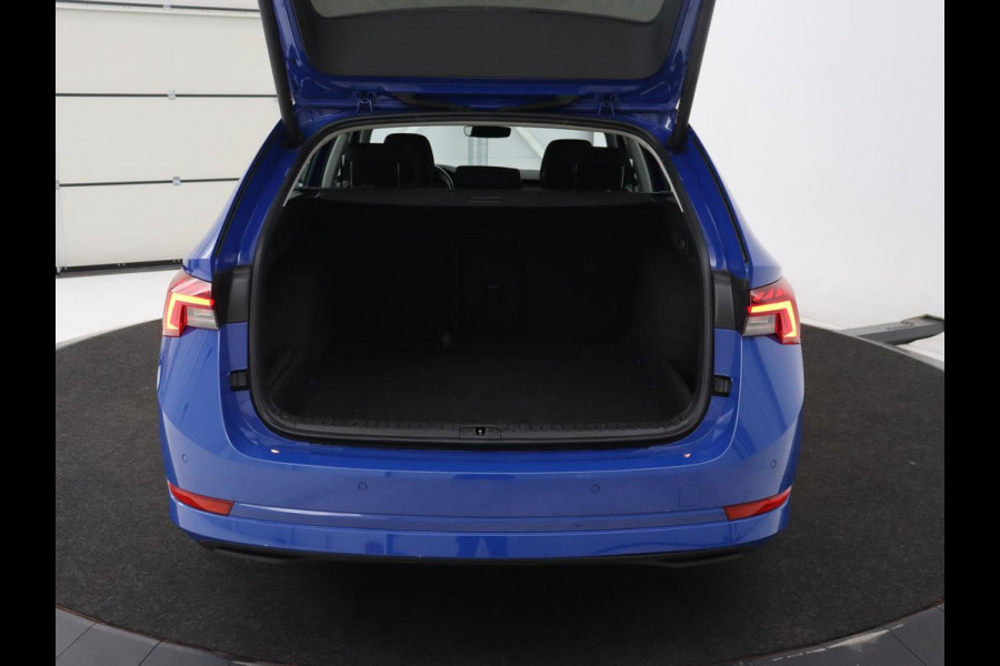 Škoda Octavia 1.0 e-TSI Business Edition | Panoramadak | Trekhaak | Stoelverwarming | Carplay | Parkeerhulp | Cruise control | Digital Cockpit | Climate control