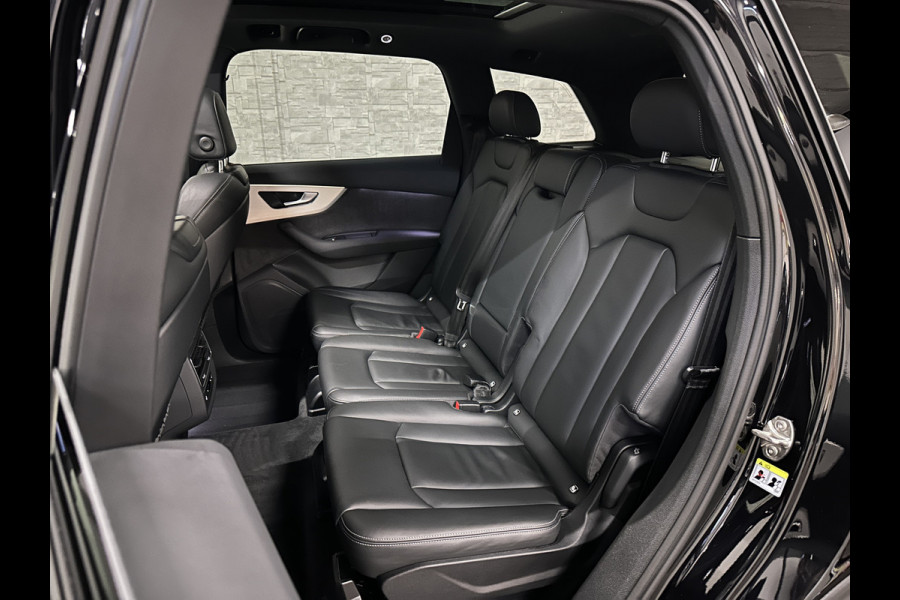 Audi Q7 55 TFSI e S-Line | Panorama | Leder | Luchtvering | LED-Matrix | Keyless-Go | 22 inch | Memory | Stoelverwarming V+A | Camera | Virtual-Cockpit | 3-Zone Clima | Draadloos Laden | Standkachel | Getint Glas |