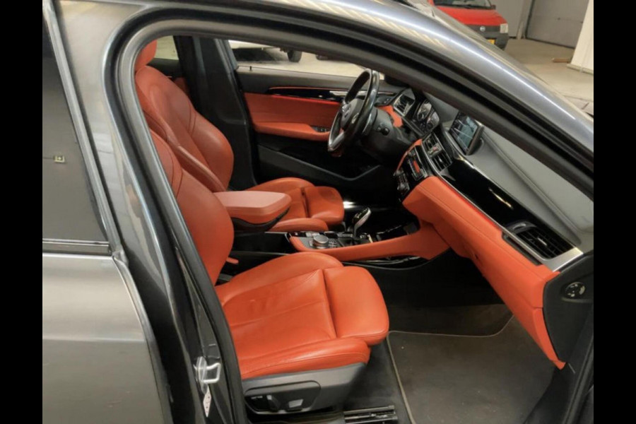 BMW X2 sDrive20i M-sport Automaat | Panoramadak | Adaptieve cruise control | DAB radio | LED verlichting | Rode leren bekleding | Getin