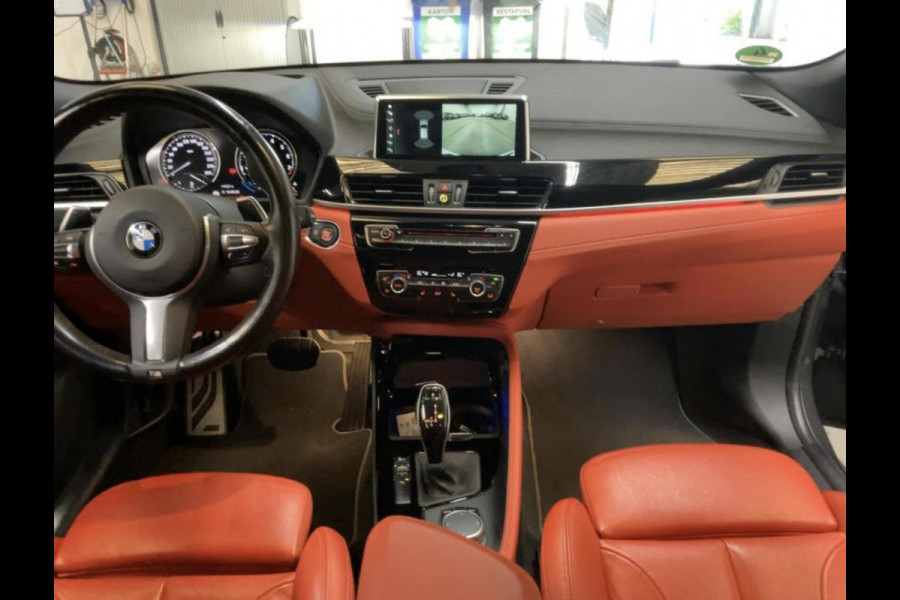 BMW X2 sDrive20i M-sport Automaat | Panoramadak | Adaptieve cruise control | DAB radio | LED verlichting | Rode leren bekleding | Getin