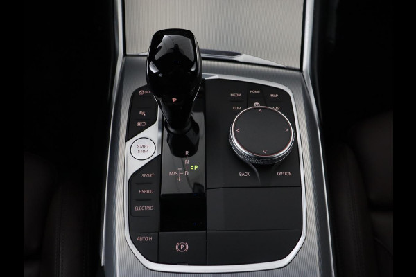 BMW 3-serie 320e M Sport | Leder | Adaptive cruise | Stoelverwarming | Camera | Keyless | Carplay | Sportstoelen | Live Cockpit | Navigatie | Full LED | PHEV | Plug In