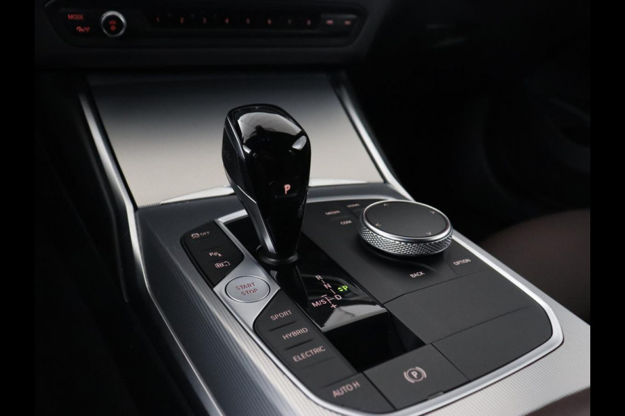 BMW 3-serie 320e M Sport | Leder | Adaptive cruise | Stoelverwarming | Camera | Keyless | Carplay | Sportstoelen | Live Cockpit | Navigatie | Full LED | PHEV | Plug In