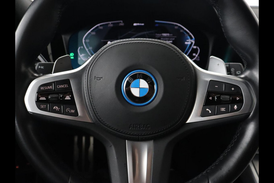 BMW 3-serie 320e M Sport | Leder | Adaptive cruise | Stoelverwarming | Camera | Keyless | Carplay | Sportstoelen | Live Cockpit | Navigatie | Full LED | PHEV | Plug In