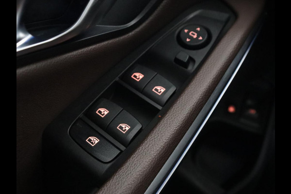 BMW 3-serie 320e M Sport | Leder | Adaptive cruise | Stoelverwarming | Camera | Keyless | Carplay | Sportstoelen | Live Cockpit | Navigatie | Full LED | PHEV | Plug In