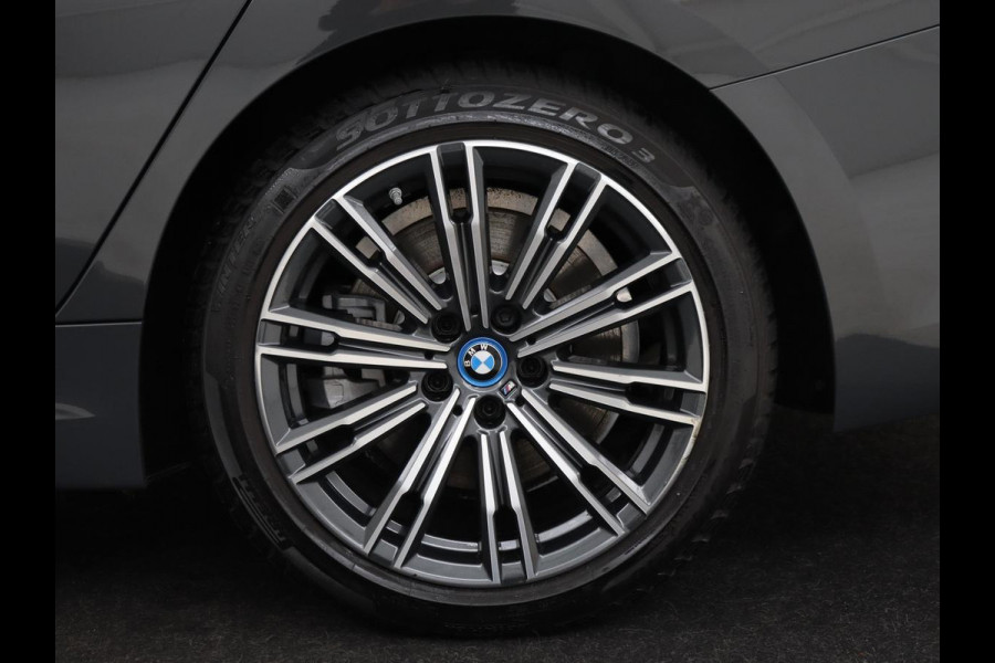 BMW 3-serie 320e M Sport | Leder | Adaptive cruise | Stoelverwarming | Camera | Keyless | Carplay | Sportstoelen | Live Cockpit | Navigatie | Full LED | PHEV | Plug In