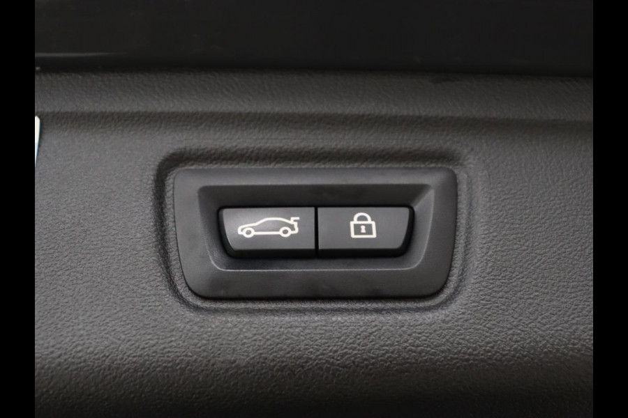 BMW 3-serie 320e M Sport | Leder | Adaptive cruise | Stoelverwarming | Camera | Keyless | Carplay | Sportstoelen | Live Cockpit | Navigatie | Full LED | PHEV | Plug In